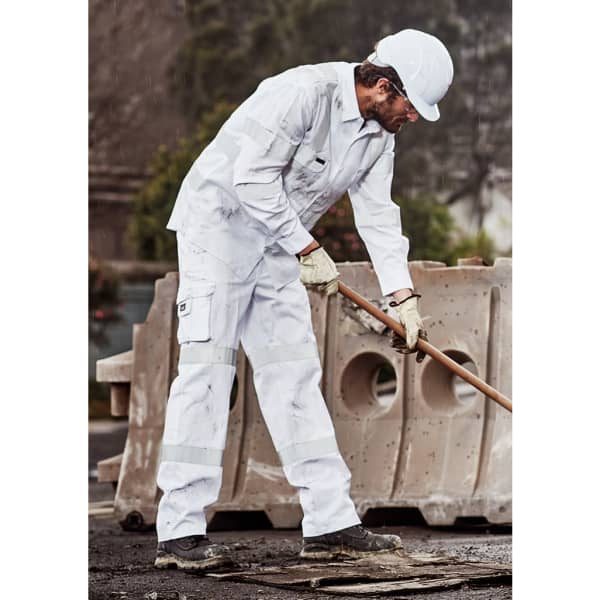 White work pants with reflective strips, designed for heavy-duty use. Model wearing a hard hat and gloves.