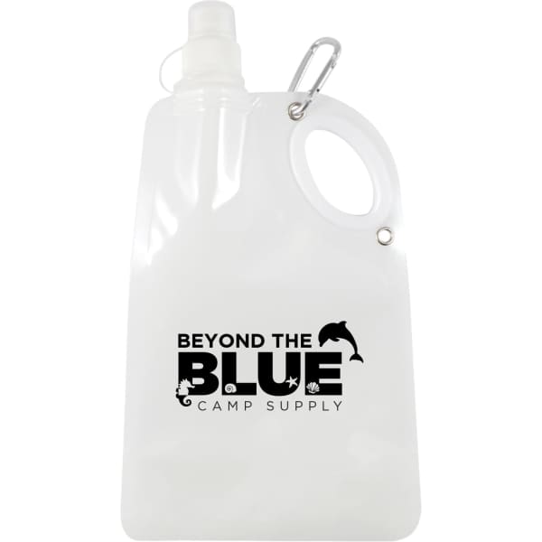 A drink bottle in clear plastic with a handle, featuring a logo and a spout for easy pouring.
