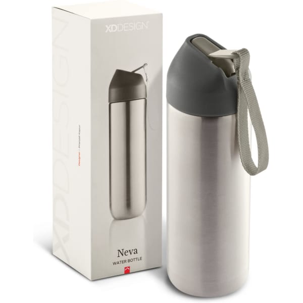A drink bottle in stainless steel with a dark grey cap and strap, presented alongside its packaging featuring a logo.