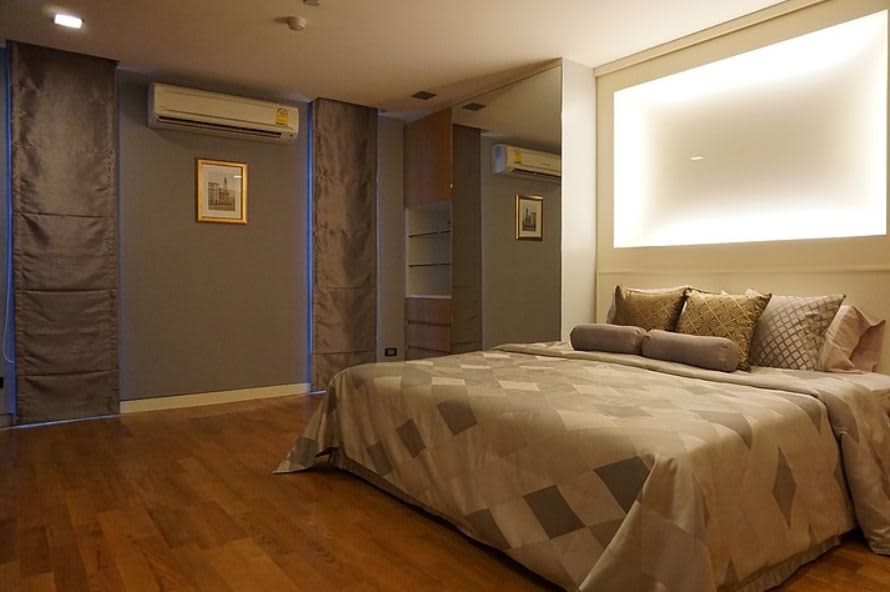 QUAD SILOM CONDO NEAR BTS SKY TRAIN STATION Chongnonsri READY TO MOVE!