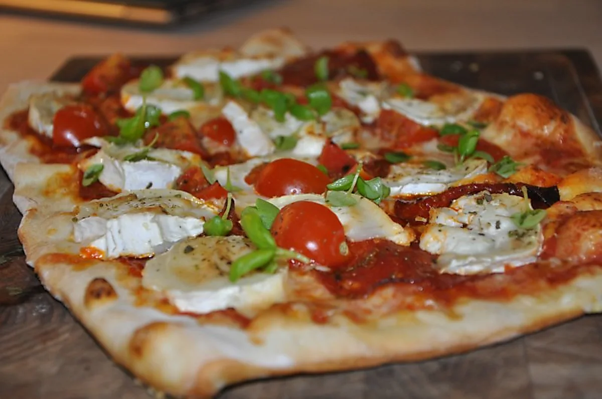 Pizza med salami, frisk basilikum og gedeost opskrift - Forberedelse og præsentation