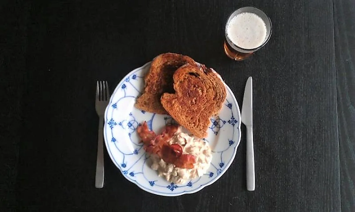 Hønsesalat med atomiseret bacon Hønsesalat med atomiseret bacon