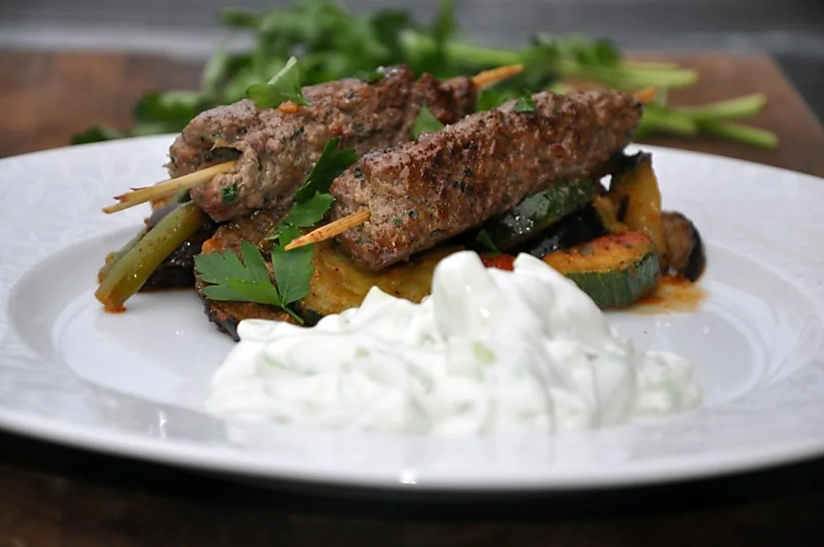 Cevapcici med ovnstegte grønsager og tzatziki(græsk) Cevapcici med ovnstegte grønsager og tzatziki(græsk)