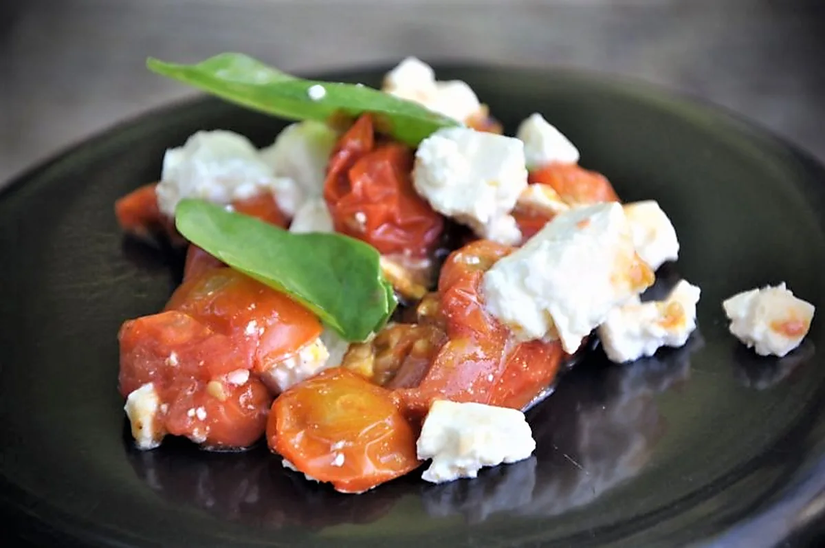 Ovnbagte cherrytomater med feta Ovnbagte cherrytomater med feta