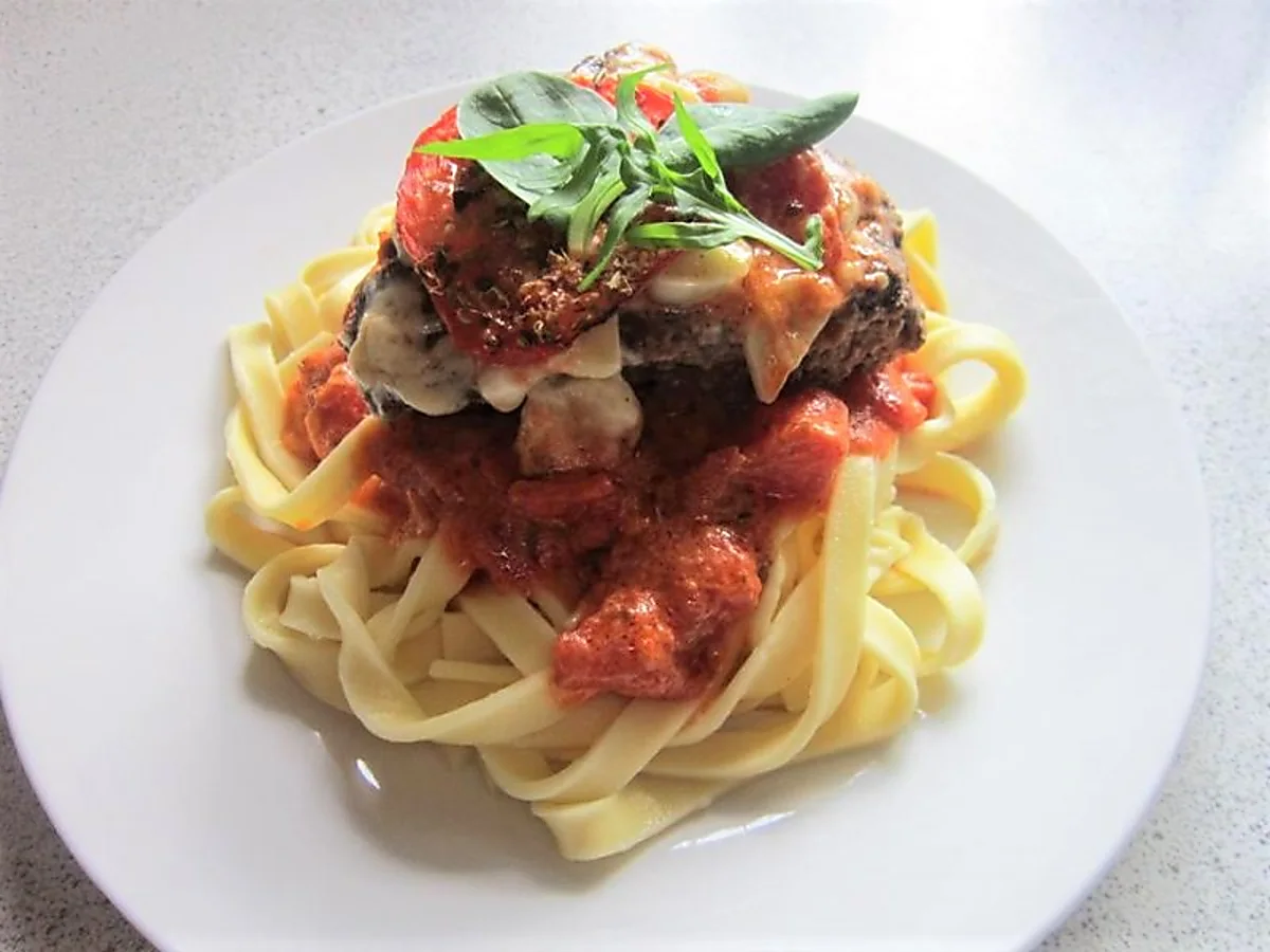 Kæmpe hvidløgsbøf m. frisk pasta Kæmpe hvidløgsbøf m. frisk pasta