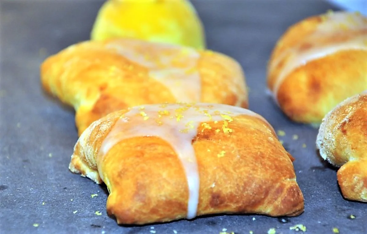 Fastelavnsboller med creme og citronglasur Fastelavnsboller med creme og citronglasur