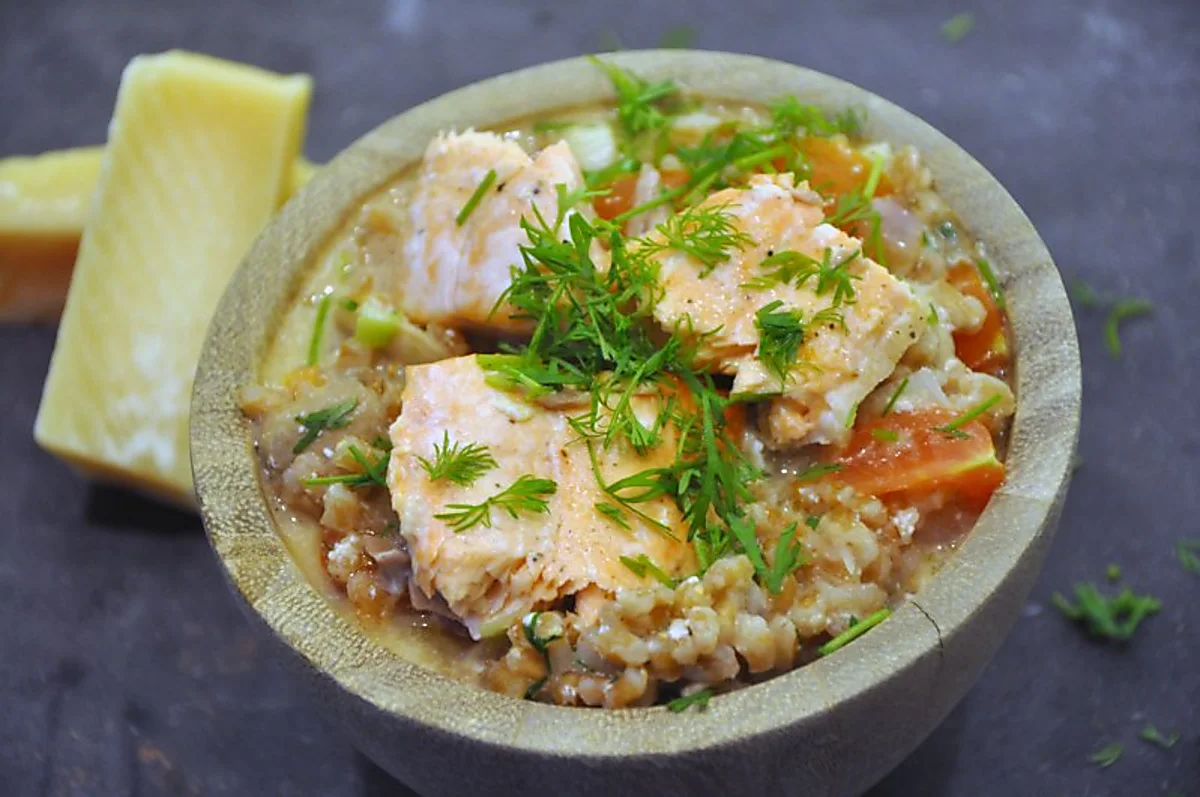Speltkerne risotto med rygeost, laks og svampe Speltkerne risotto med rygeost, laks og svampe