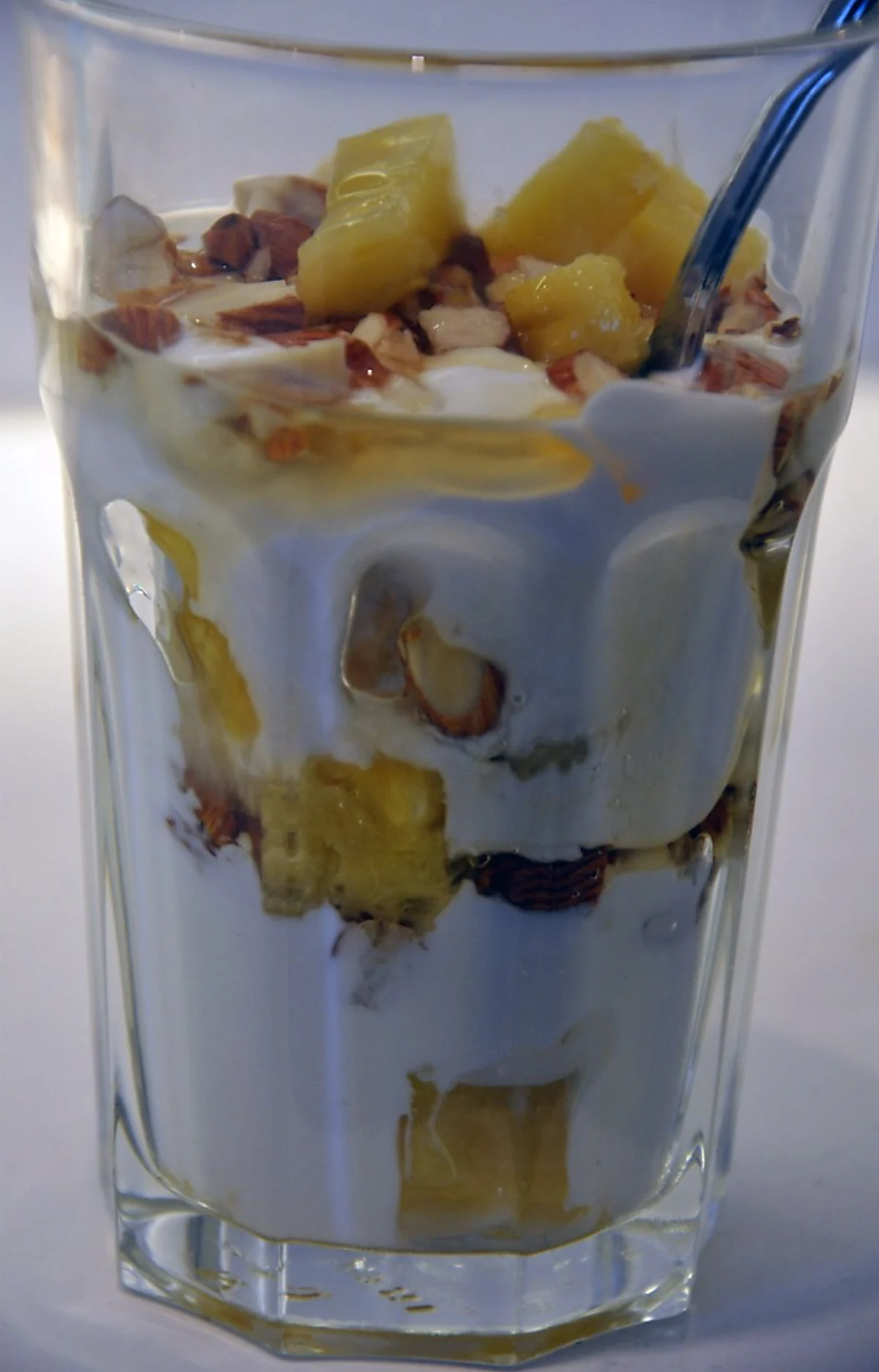 Græsk yoghurt med Frisk skåret ananas, mandler og Honning Græsk yoghurt med Frisk skåret ananas, mandler og Honning