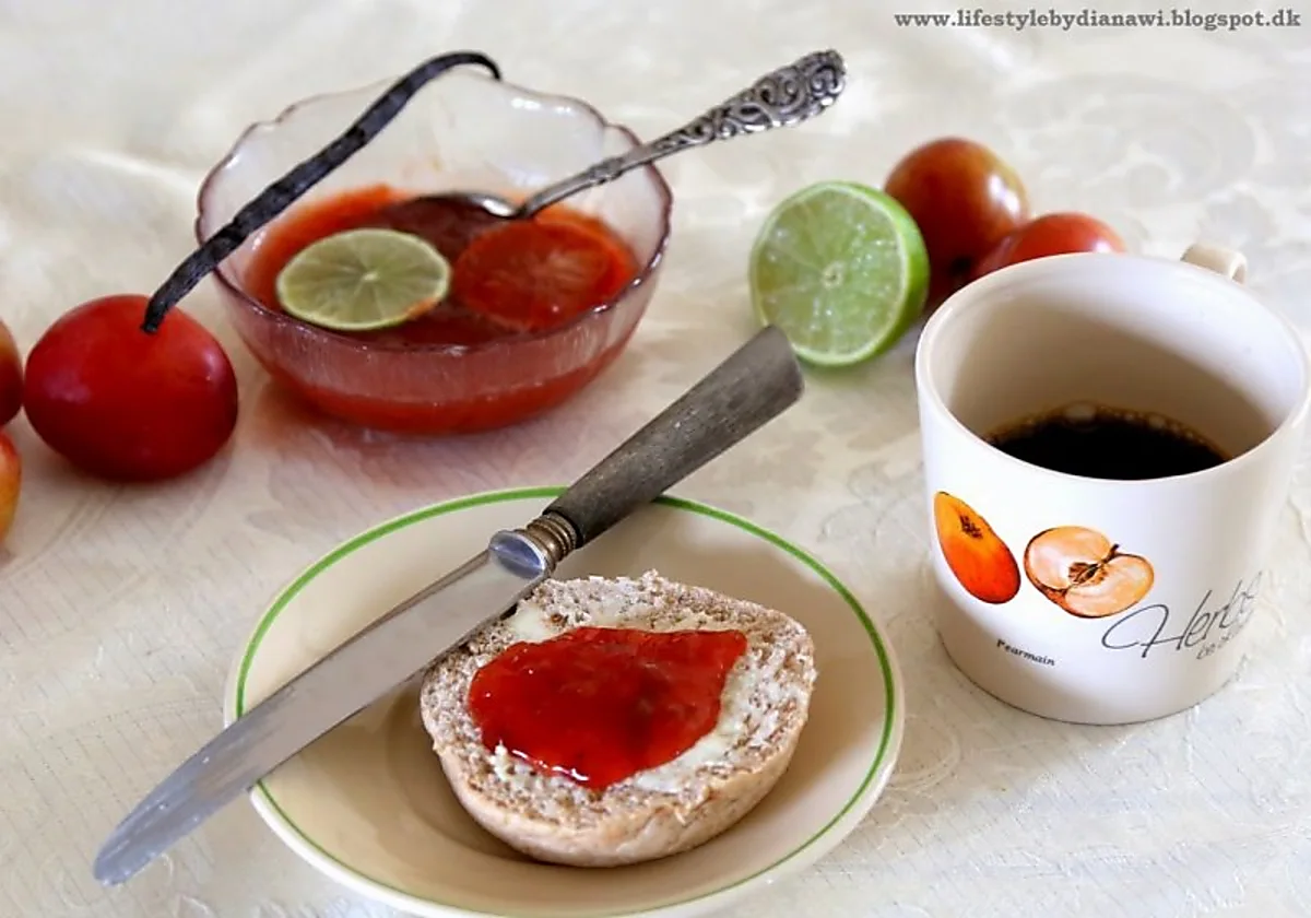 Blommemarmelade med lime og frisk vanilje Blommemarmelade med lime og frisk vanilje