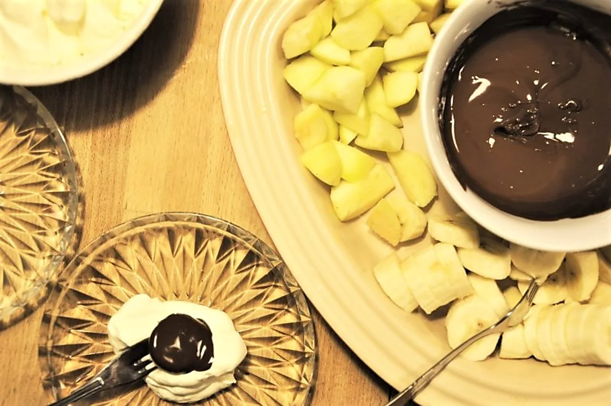 Chokolade fondue med flødeskum - børnene elsker det Chokolade fondue med flødeskum - børnene elsker det