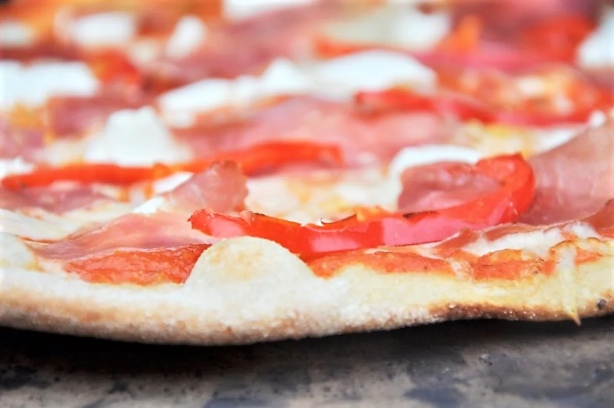 Pizza bagt på bagesten Pizza bagt på bagesten