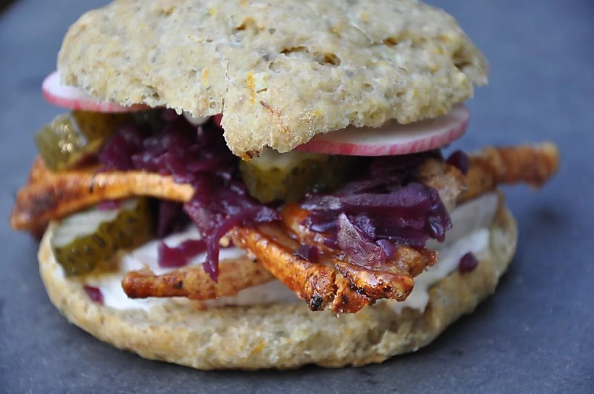 Flæskestegssandwich med sprød æble, rødkål og syltet agurk