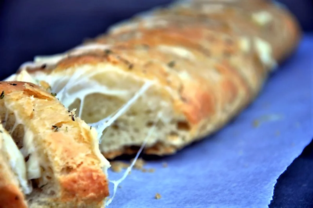 Hvidløgsbrød med smeltet ost Hvidløgsbrød med smeltet ost