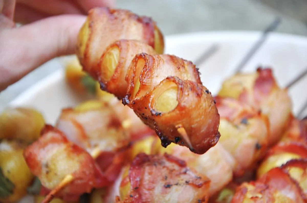 Grillede små kartofler med bacon på spyd Grillede små kartofler med bacon på spyd