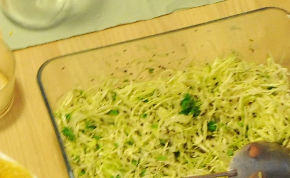 Spidskåls fennikelsalat med sorte sesamfrø Spidskåls fennikelsalat med sorte sesamfrø