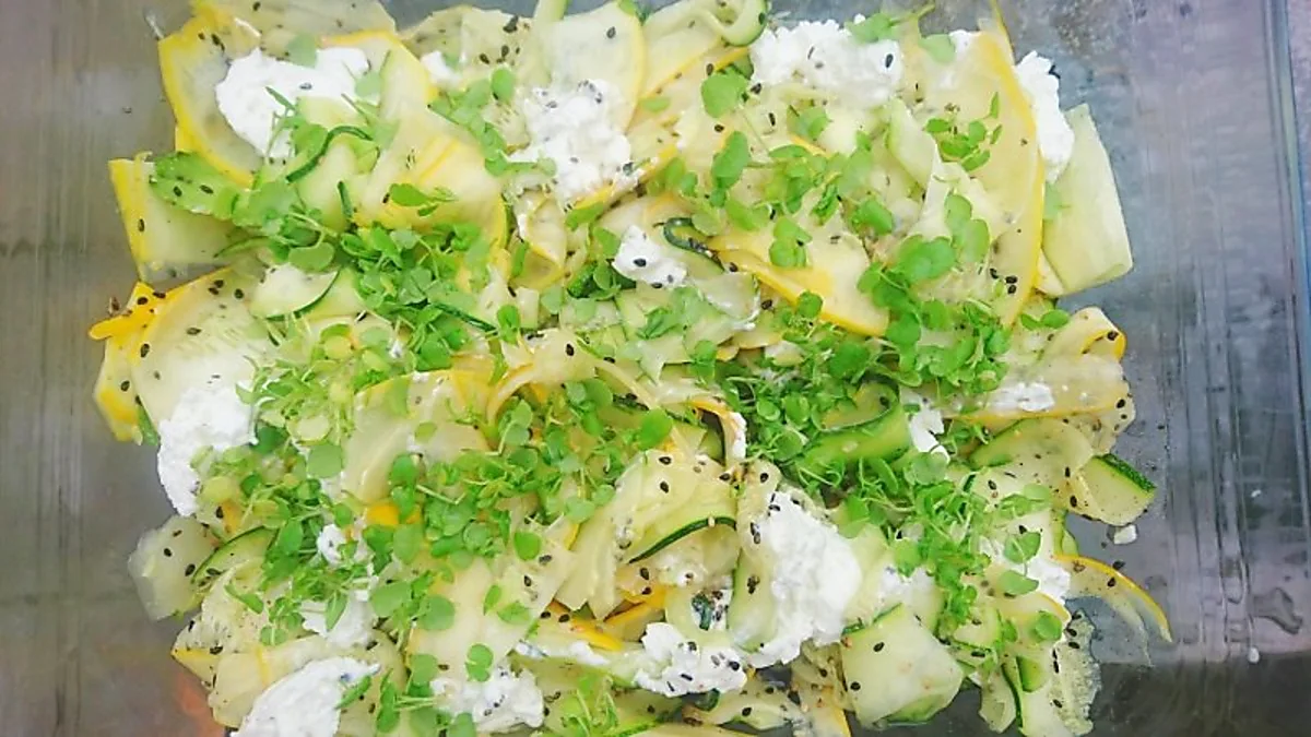 Råmarinerede courgetter med friskost og Nigellafrø Råmarinerede courgetter med friskost og Nigellafrø