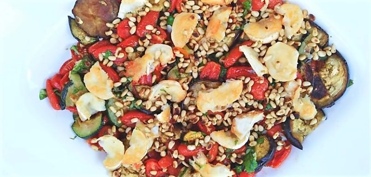 Langtidsbagte tomater med aubergine og gedeost Langtidsbagte tomater med aubergine og gedeost