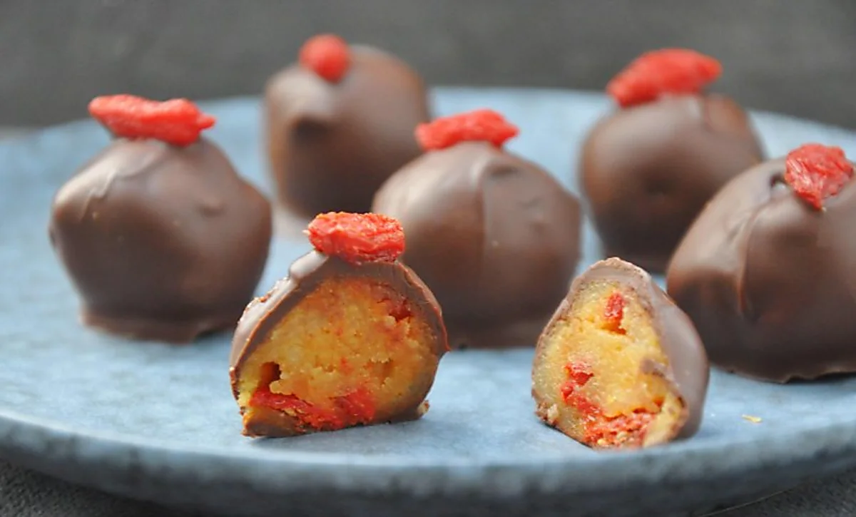 Marcipan med gojibær i rom og chokolade Marcipan med gojibær i rom og chokolade