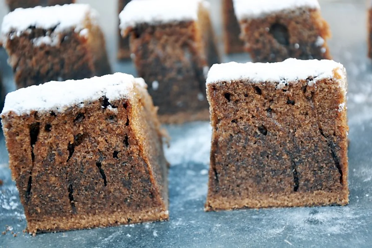 Chokoladekage med flormelis drys Chokoladekage med flormelis drys