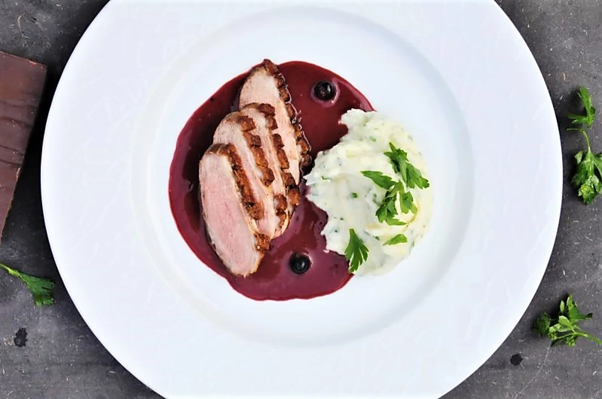 Andebryst med solbær/chokoladesauce og rodfrugtmos Andebryst med solbær/chokoladesauce og rodfrugtmos