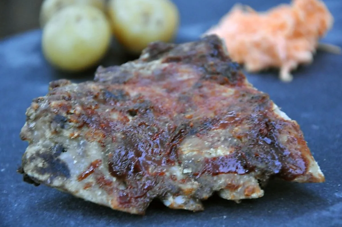 Grillet longribs med barbecuesauce & coleslaw Grillet longribs med barbecuesauce & coleslaw