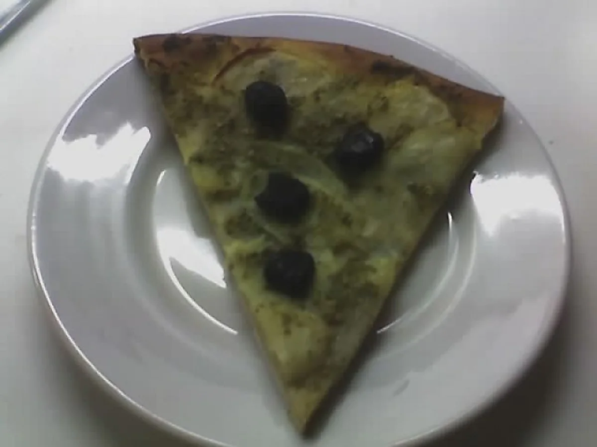 Kartoffelpizza med grøn pesto og oliven Kartoffelpizza med grøn pesto og oliven