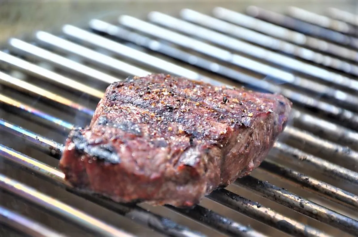 Grillet bøf af tyndstegsfilét med grillede asparges