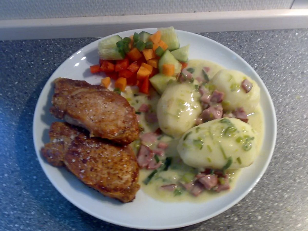 Koteletter m. salat, kartoffel og lækker porre/mørbrad sovs Koteletter m. salat, kartoffel og lækker porre/mørbrad sovs