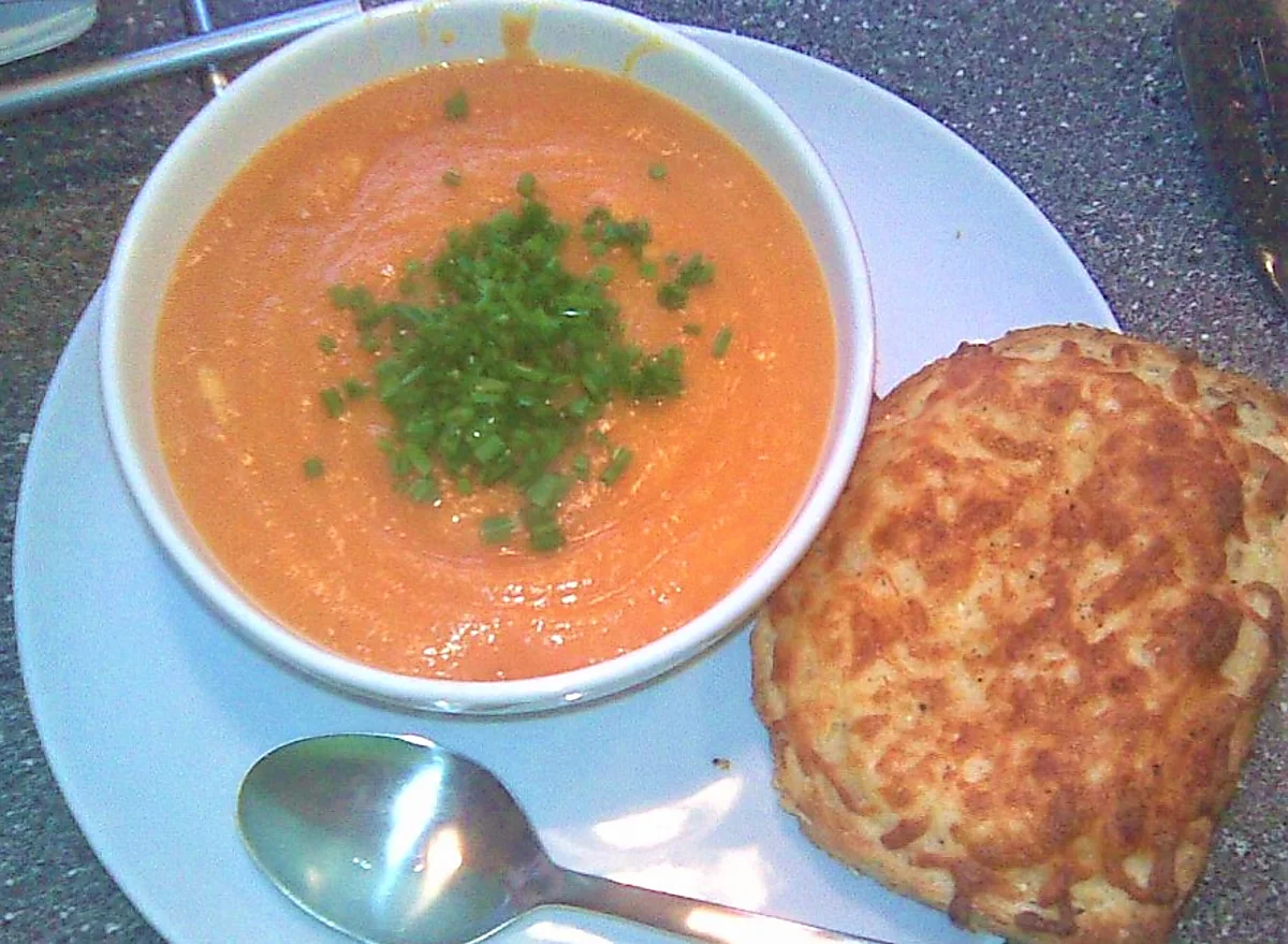 Gulerodssuppe m. ostebrød Gulerodssuppe m. ostebrød