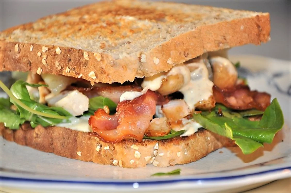 Sandwich m.bacon, kylling og ananas
