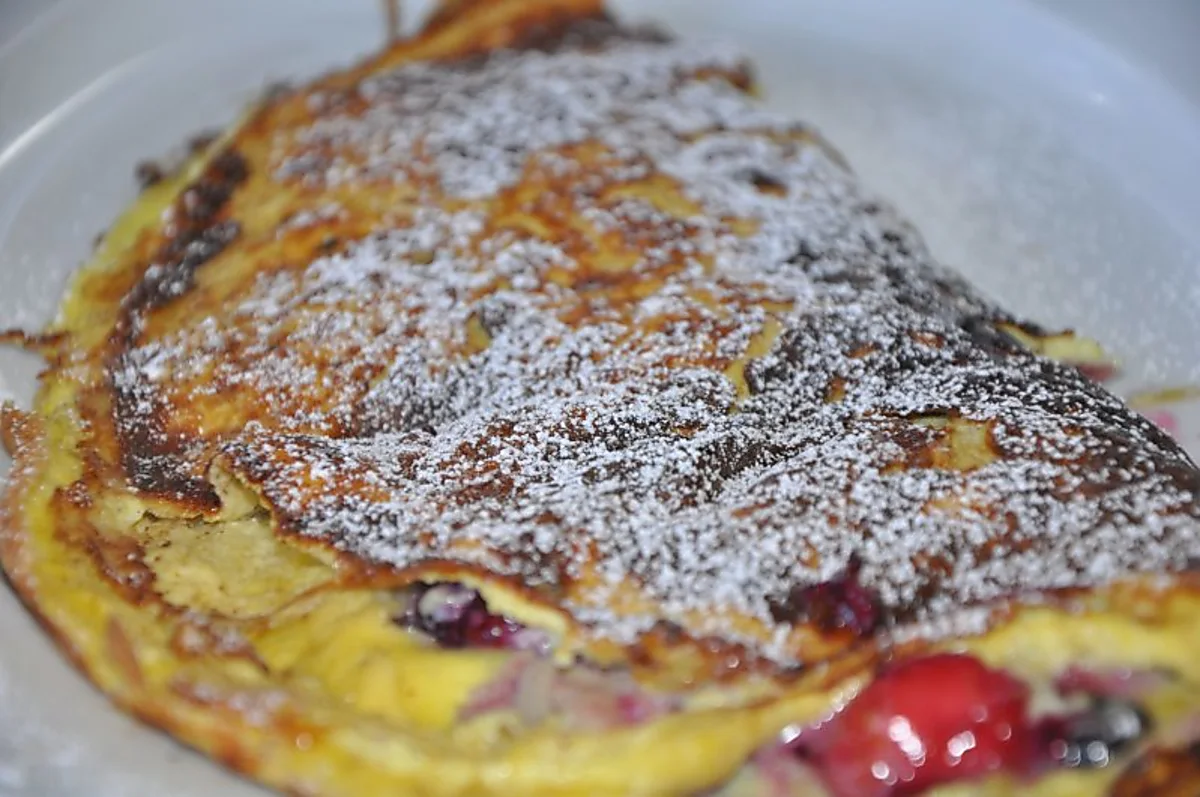 Sød omelet med bær