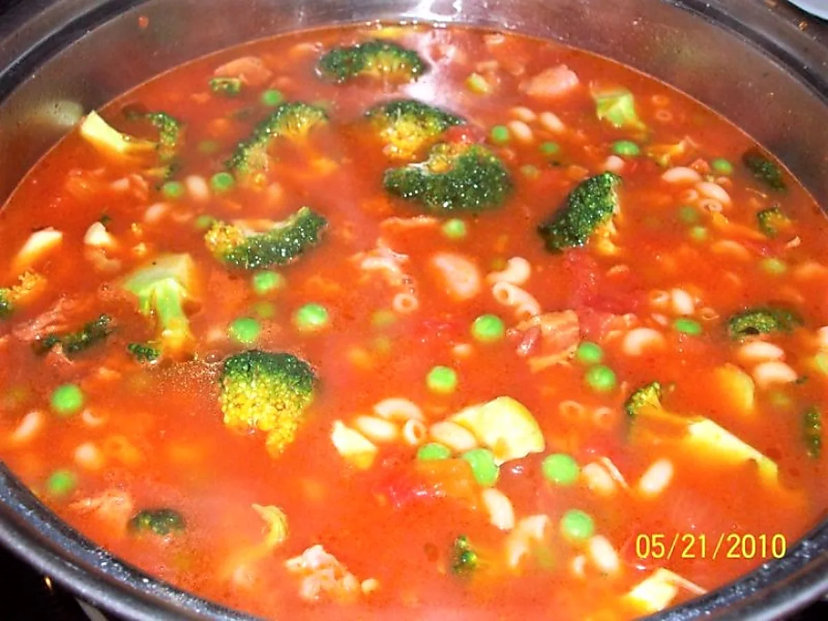 Nudelsuppe med sliced bacon Nudelsuppe med sliced bacon