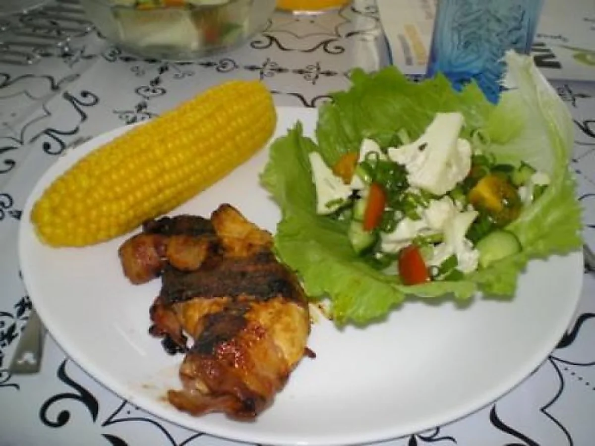 Kyllingebryst, BBQ marineret m. verdens krydderiet. Salatskå