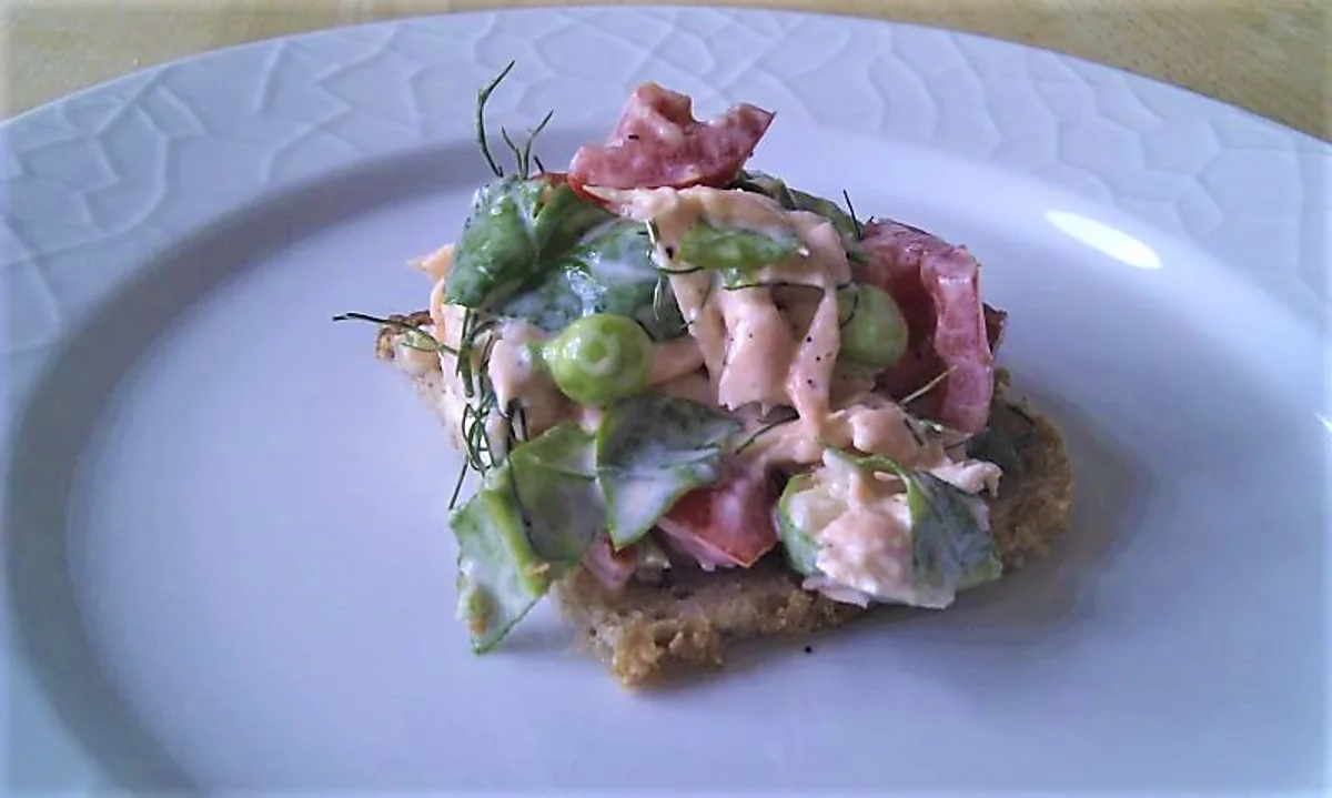 Laksesalat på rugbrød Laksesalat på rugbrød