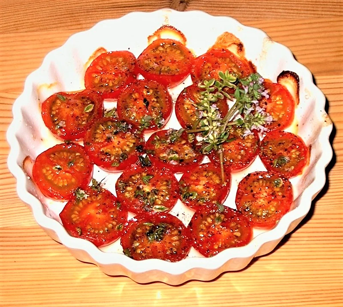 Bagte cherrytomater, lækkert tilbehør. Bagte cherrytomater, lækkert tilbehør.