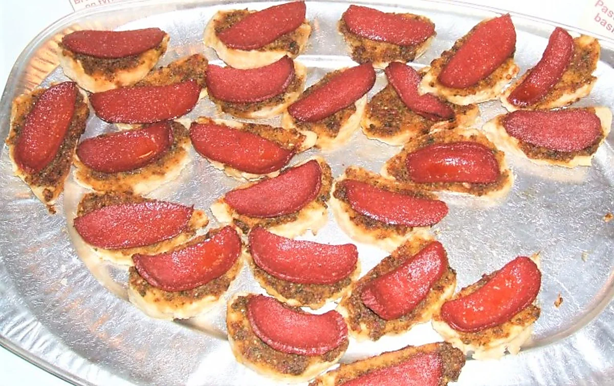Bruschetta med pesto og tyrkiske pølser Bruschetta med pesto og tyrkiske pølser