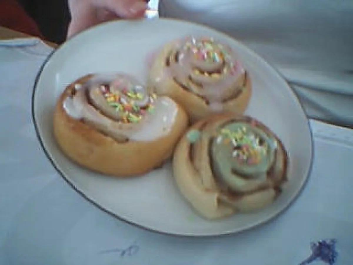 kanelsnegle med farvet glasur kanelsnegle med farvet glasur