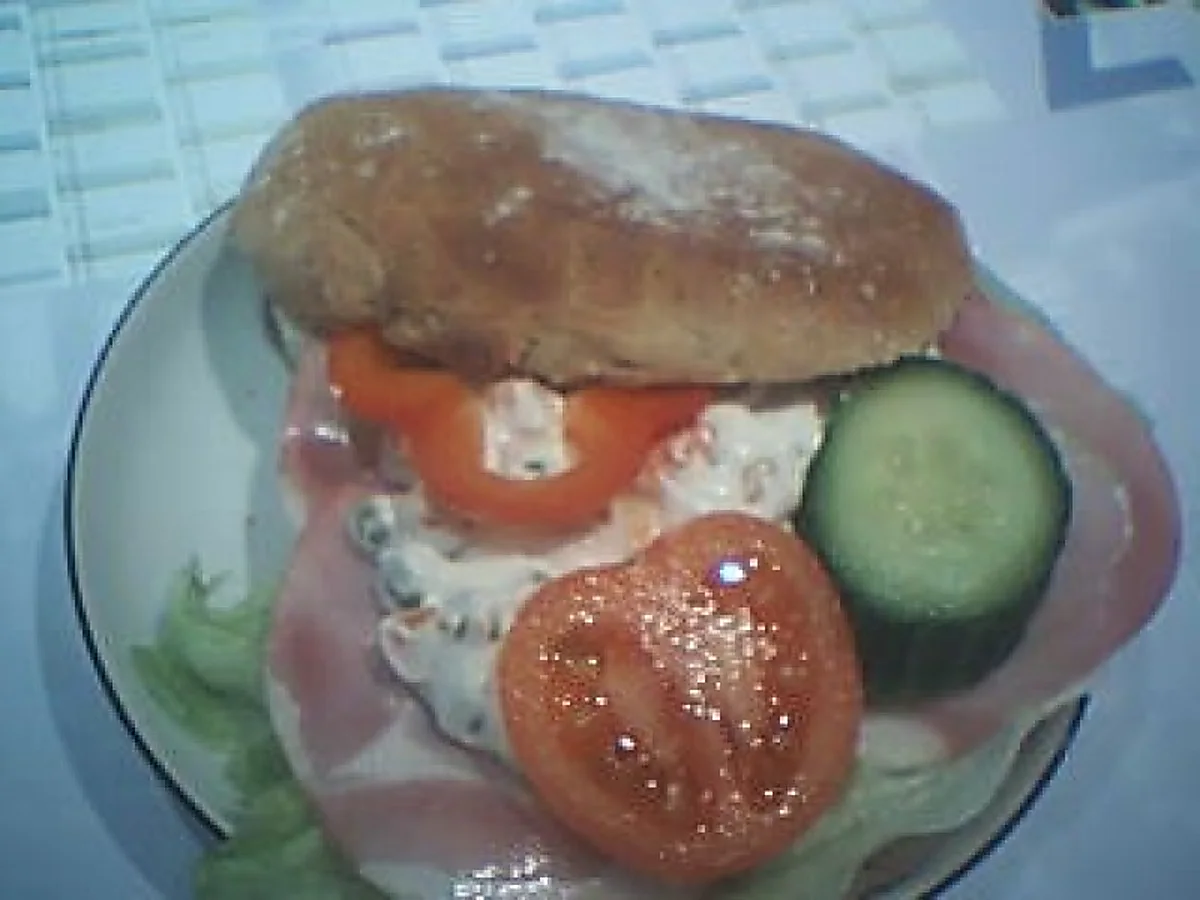 Frokostbolle Med Hamberyg & Italiensksalat Frokostbolle Med Hamberyg & Italiensksalat