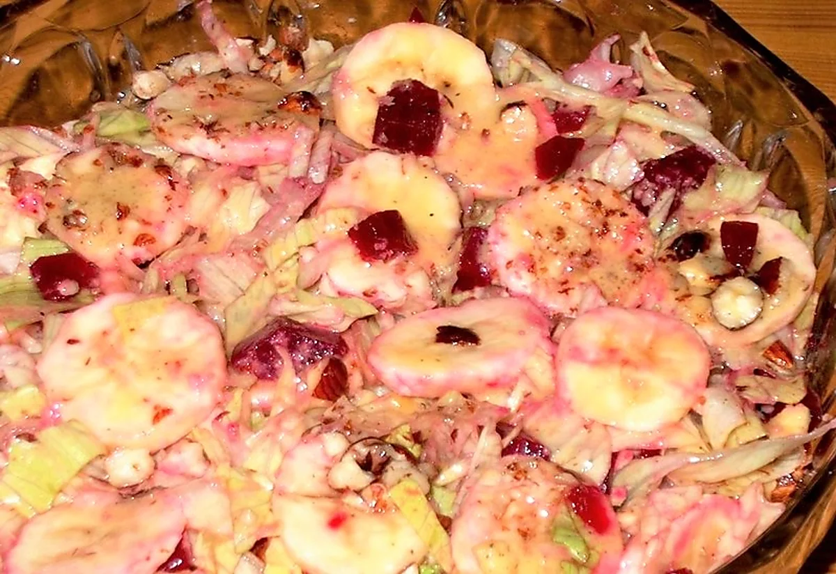 Salat med bananer, nødder og syltet rødbede. Salat med bananer, nødder og syltet rødbede.