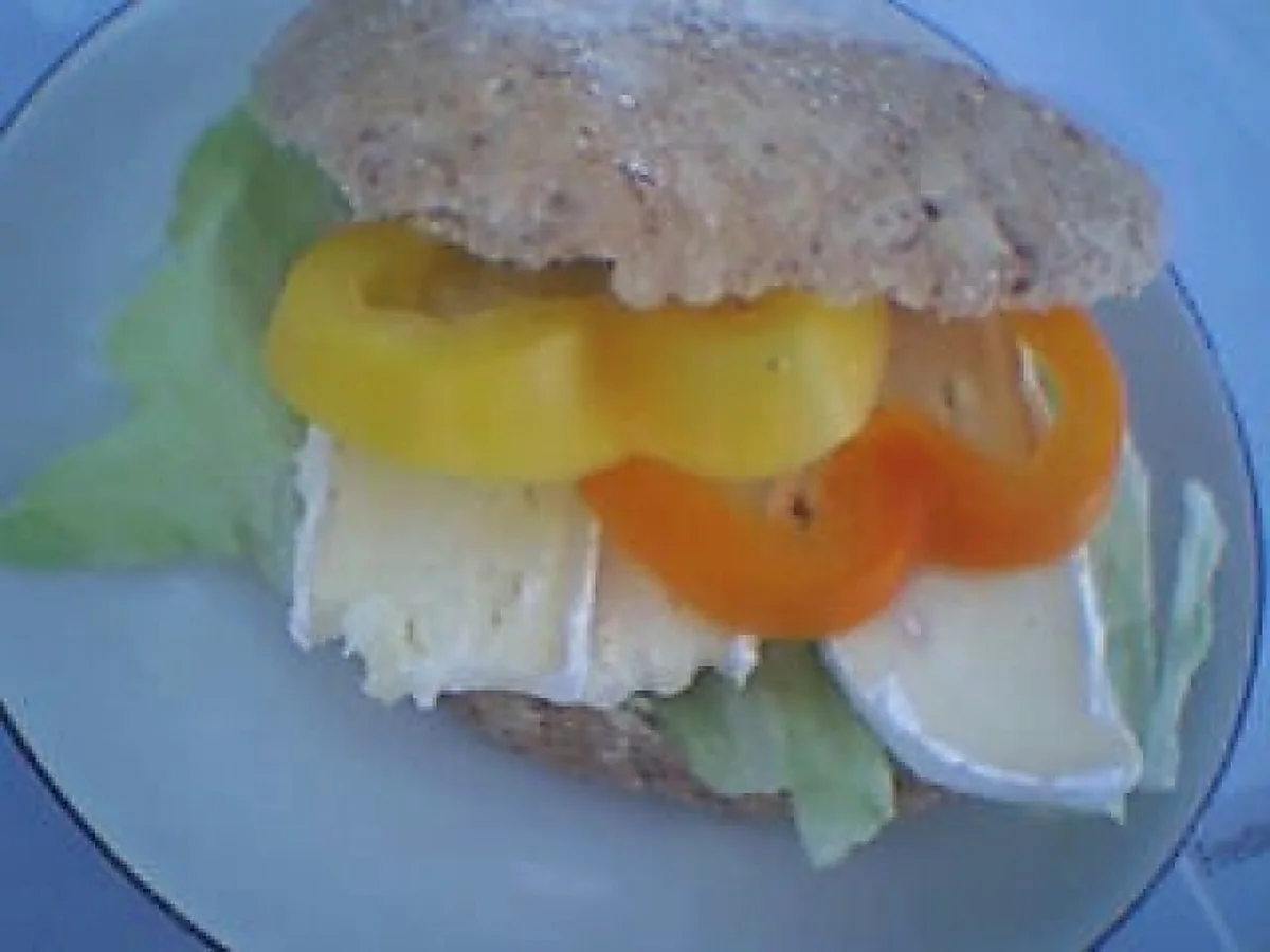 Frokostbolle med Brie & Peberfrugt Frokostbolle med Brie & Peberfrugt