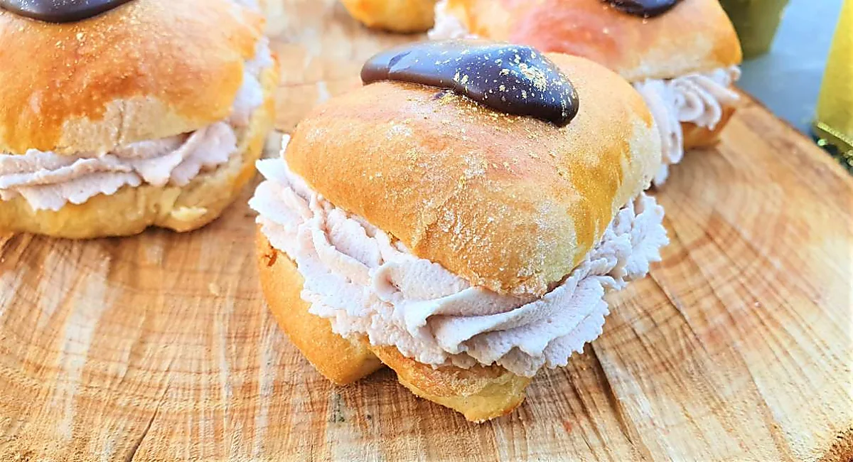 Fastelavnsboller med sveske og nougatskum Fastelavnsboller med sveske og nougatskum