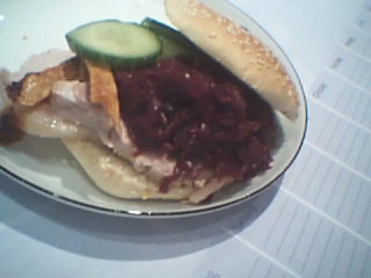 Flæskestegssandwich med rødkål & agurksalat Flæskestegssandwich med rødkål & agurksalat