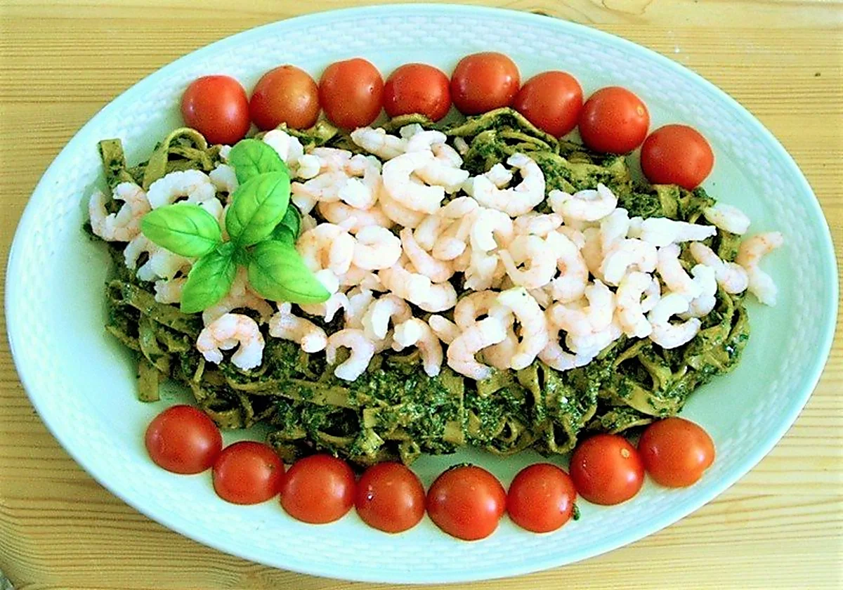 Pasta med rejer og pesto. Pasta med rejer og pesto.