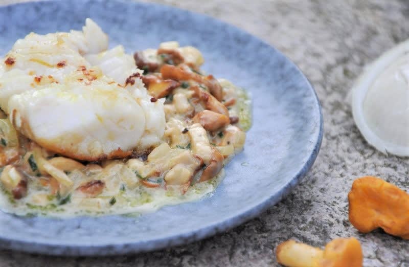 Skindstegte hvillinger med kantarelfrikassé og hønseglace opskrift - Lækker hjemmelavet ret