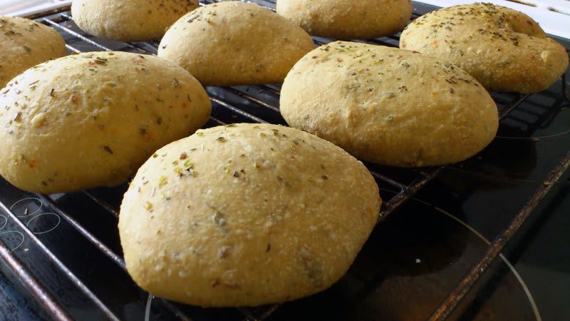 Fulkornsdurum Burgerboller med krydderurter  opskrift - Lækker hjemmelavet ret