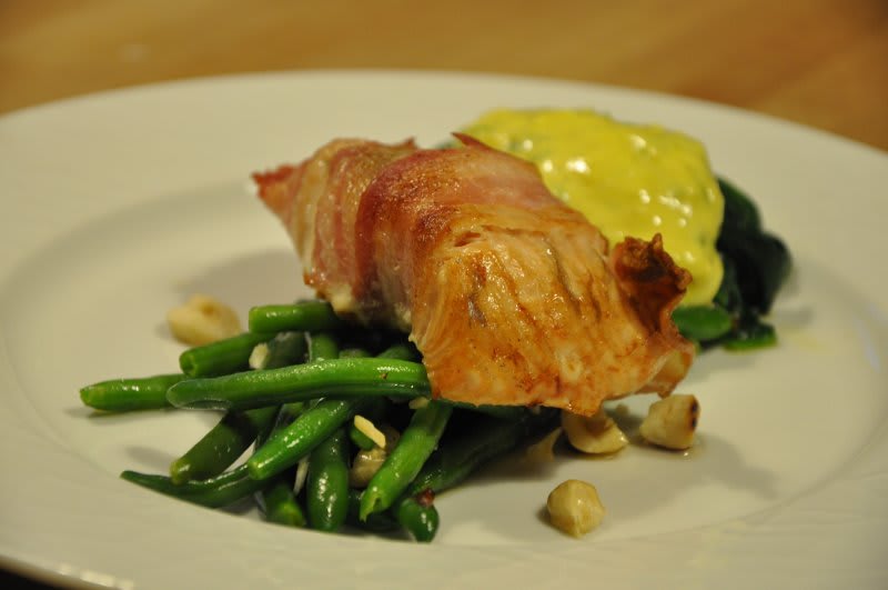 Laks med baconsvøb m. spinat og stegte bønner med hasselnødd