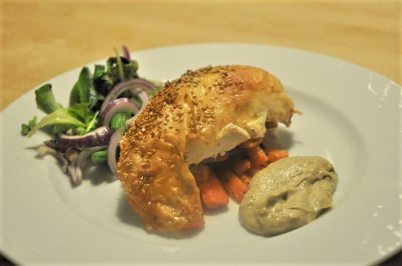 Hel Kylling med grønsalat med broccoli og ristede mandler og opskrift - Lækker hjemmelavet ret