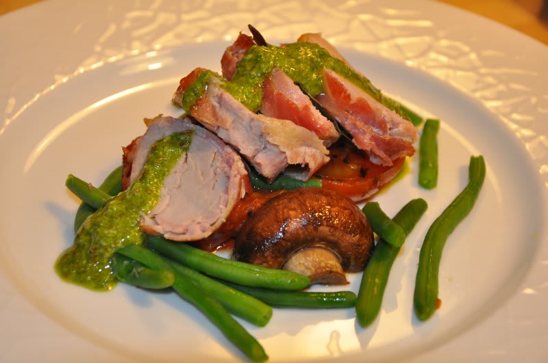 Svinemørbrad i svøb med ratatouille og pesto.