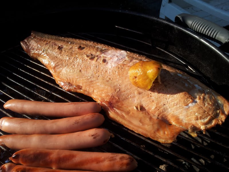 Grillet laks med bøgesmuld Grillet laks med bøgesmuld opskrift - Lækker hjemmelavet ret