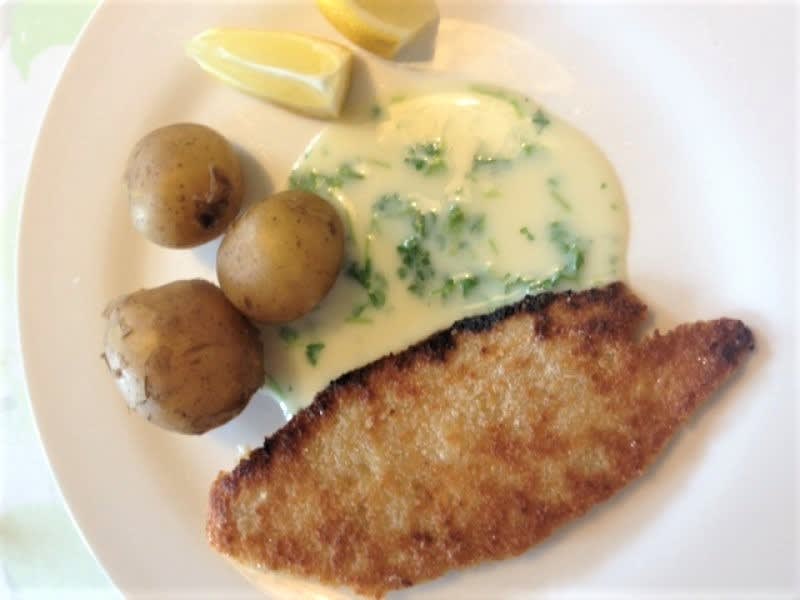 Fiskefilet med kartofler og persillesauce.
